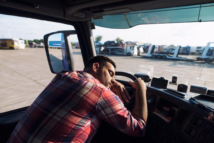conductor de camión durmiendo en el volante