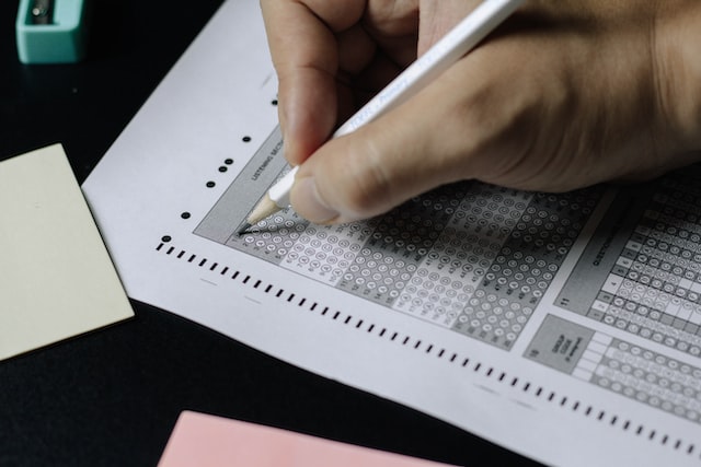primer plano de una hoja de examen de opción múltiple con burbujas para llenar