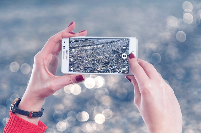 primer plano de un teléfono inteligente tomando una foto de una carretera después de un accidente