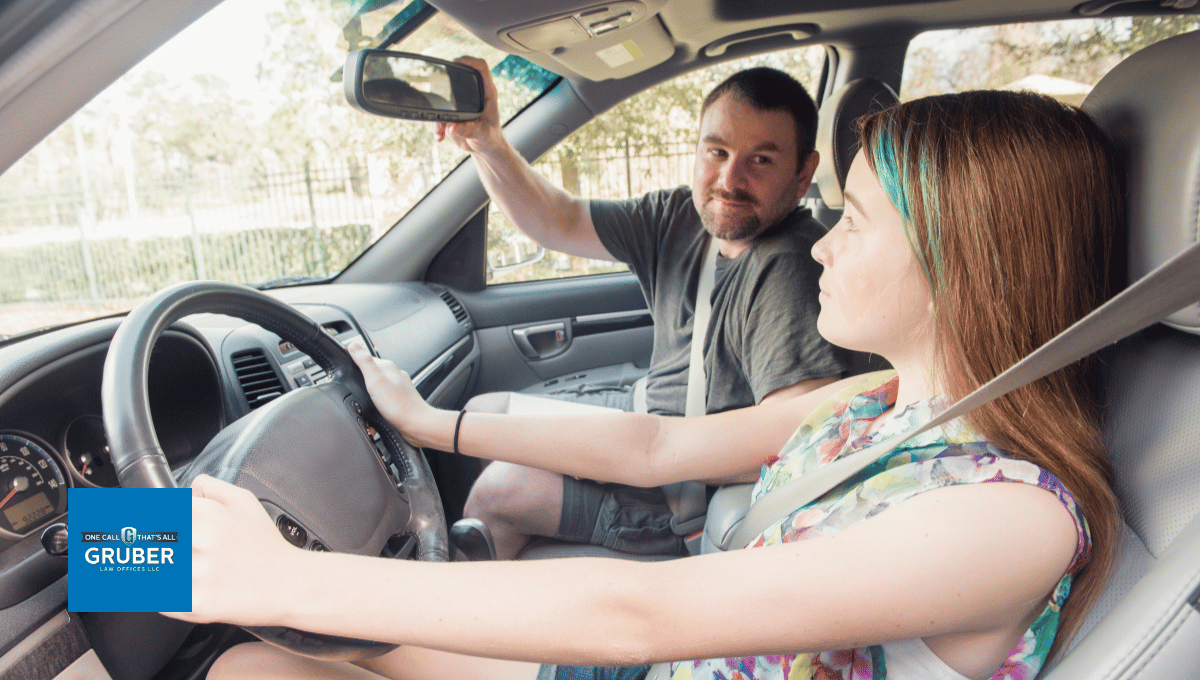 Una imagen que muestra a un conductor de 16 años con un instructor con licencia, siguiendo las leyes de conducción de Wisconsin para jóvenes de 16 años